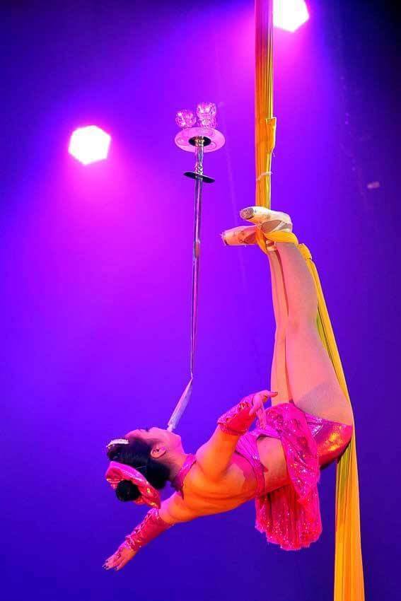 Sortie de la très renommée école de cirque national du Kazakhstan, Zamina exécutera un numéro époustouflant de tissus aériens