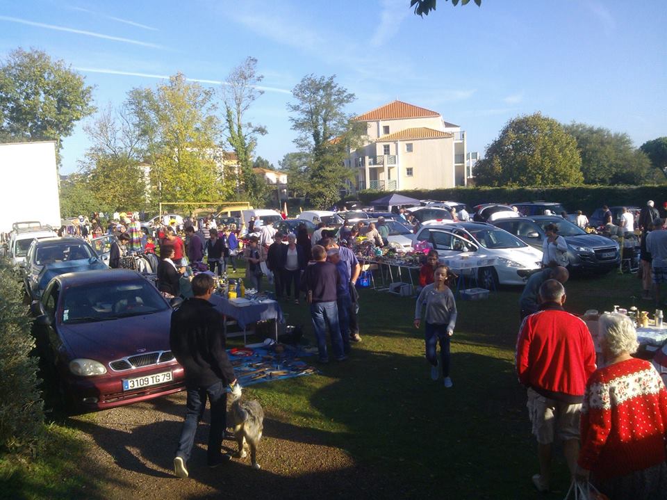 Le vide grenier de la Maison familiale de Bourgenay attire tous les ans de nombreux visiteurs autour des apprentis de leurs formateurs et d’une centaine d’exposants.