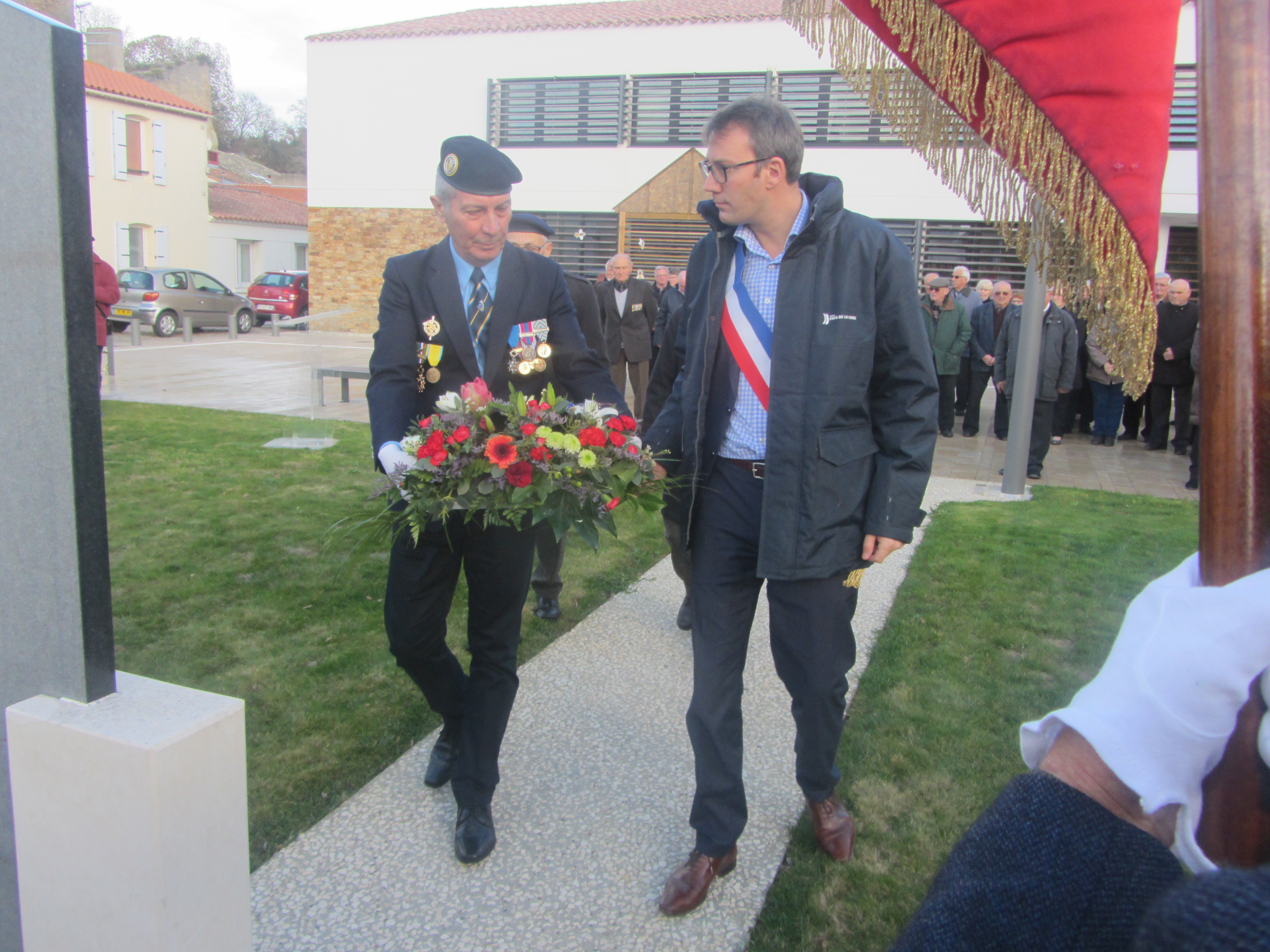 Jean claude Bossard, Jean de La Rochethulon ancien Maire, Pierre Jean Marchetti et Maxence de Rugy ont rappelé que plus de 27 000 militaires français sont morts en Algérie dont de nombreux appelés du contingent. Jean claude Bossard, Jean de La Rochethulon ancien Maire, Pierre Jean Marchetti et Maxence de Rugy ont rappelé que plus de 27 000 militaires français sont morts en Algérie dont de nombreux appelés du contingent.