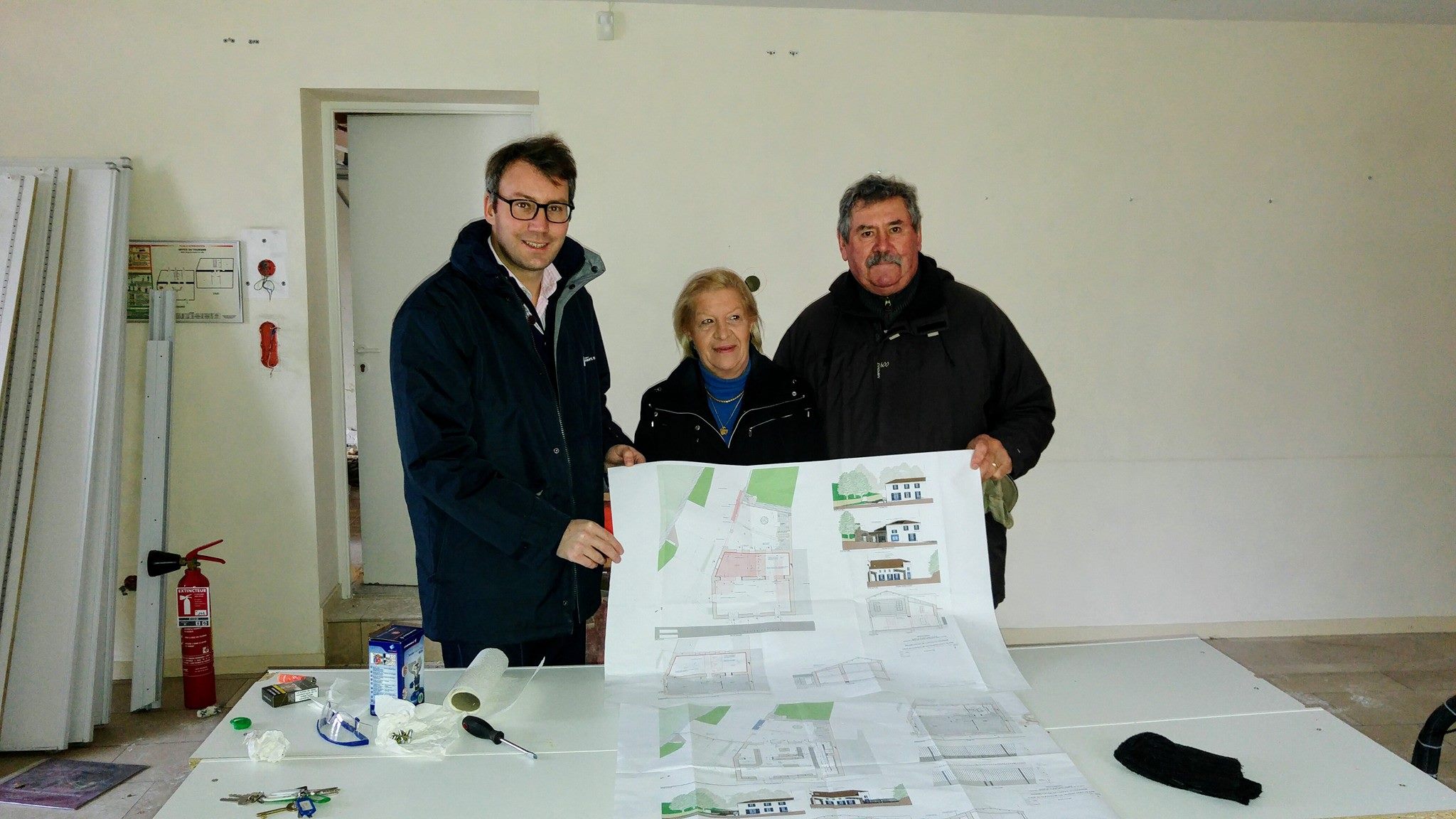 Maxence de Rugy, Maire, Béatrice Mestre Lefort et Joël Hillairet adjoints ont lancé les travaux de la nouvelle billetterie. Maxence de Rugy, Maire, Béatrice Mestre Lefort et Joël Hillairet adjoints ont lancé les travaux de la nouvelle billetterie.