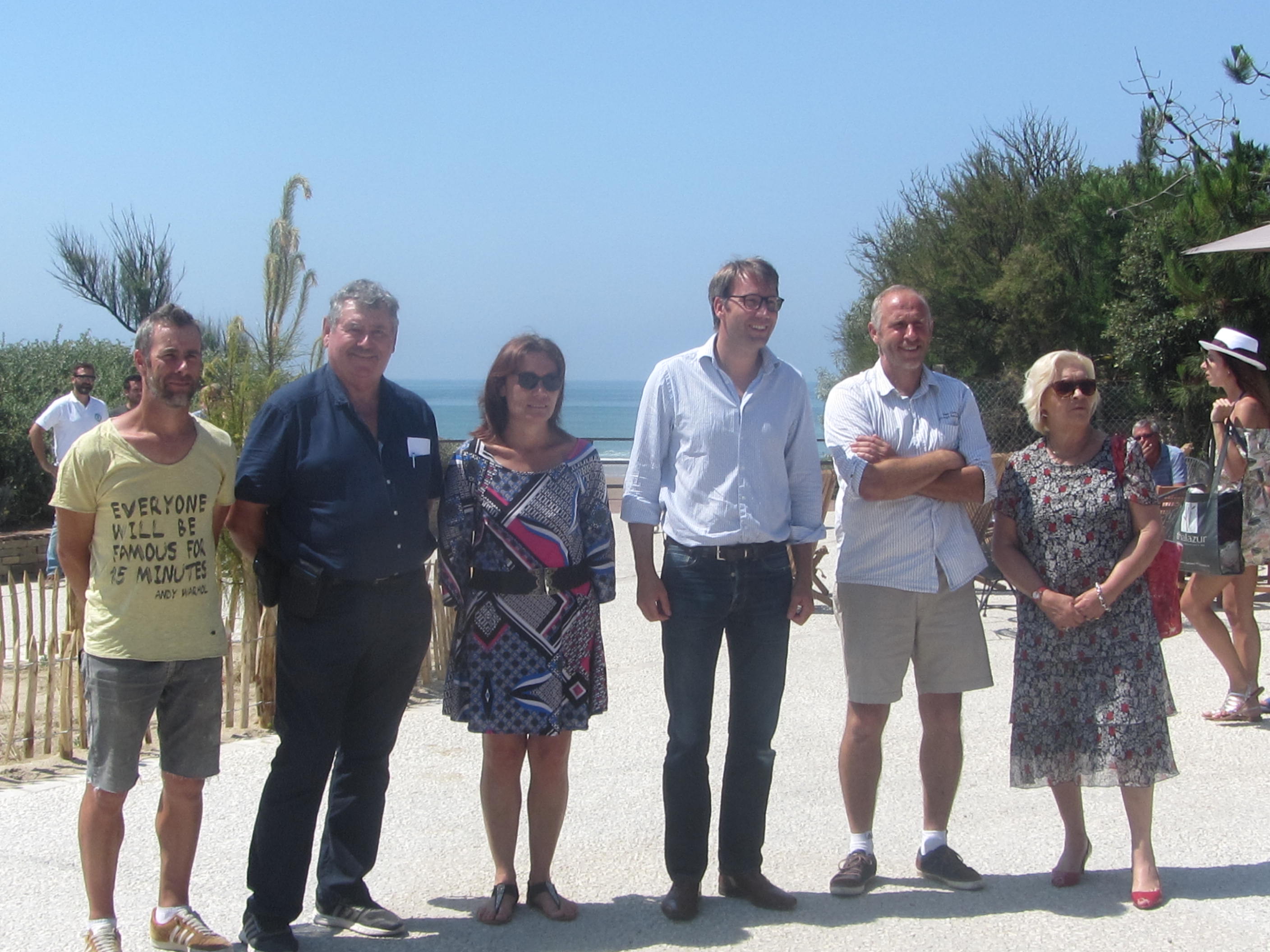 Les concepteurs du projet ici autour de Maxence de Rugy, au centre, ont tenu le calendrier d’ouverture de la nouvelle esplanade à la plage du Veillon.