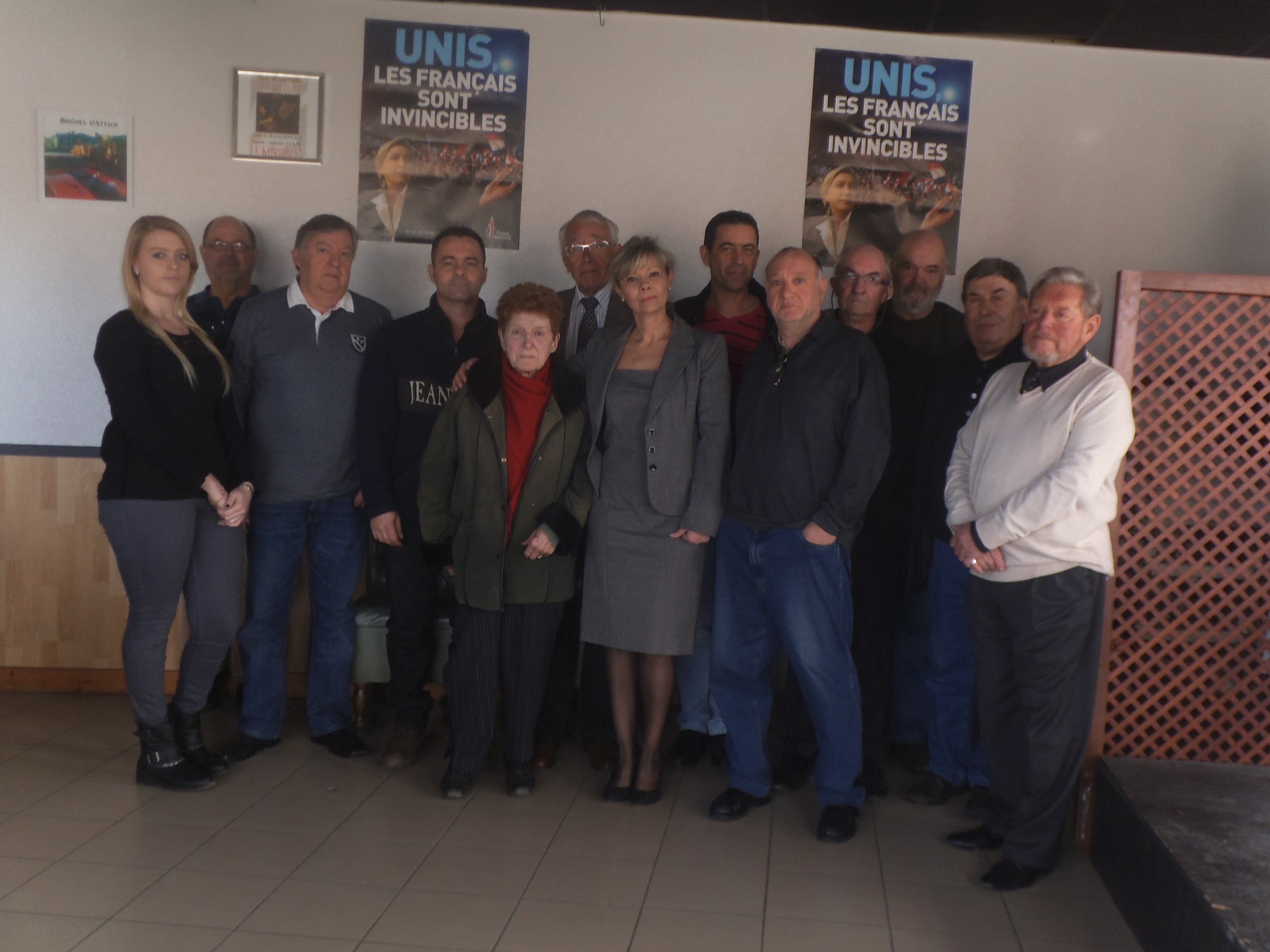 Patricia Laroche a présenté sa liste « Talmont fait Front avec le Rassemblement Bleu Marine et le Front national » De gauche à droite : Barbara Bordet, Pierre Bellec, Claude Pointeau, André Veysseyre, Monique, Tassinari, Charles de Mauduit, Patricia Laroche, Christophe Vannier, Lionel Chaveneau, Marcel Barbarit, Robert Girard, Claude Rodrig Patricia Laroche a présenté sa liste « Talmont fait Front avec le Rassemblement Bleu Marine et le Front national » De gauche à droite : Barbara Bordet, Pierre Bellec, Claude Pointeau, André Veysseyre, Monique, Tassinari, Charles de Mauduit, Patricia Laroche, Christophe Vannier, Lionel Chaveneau, Marcel Barbarit, Robert Girard, Claude Rodrig