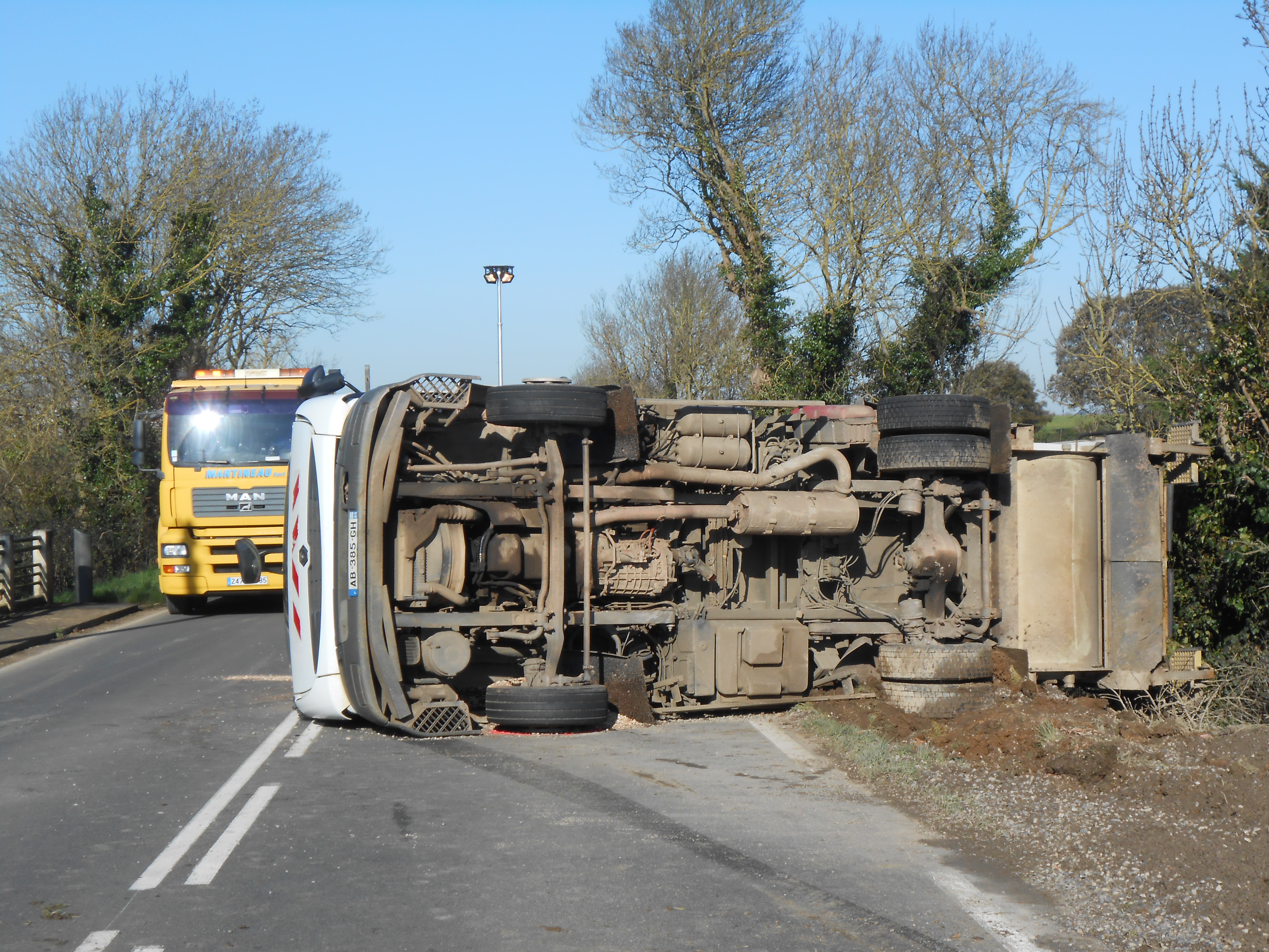 Un camion-poubelle se renverse entre  Jard-sur-Mer et Talmont-Saint-Hilaire  Un camion-poubelle se renverse entre  Jard-sur-Mer et Talmont-Saint-Hilaire