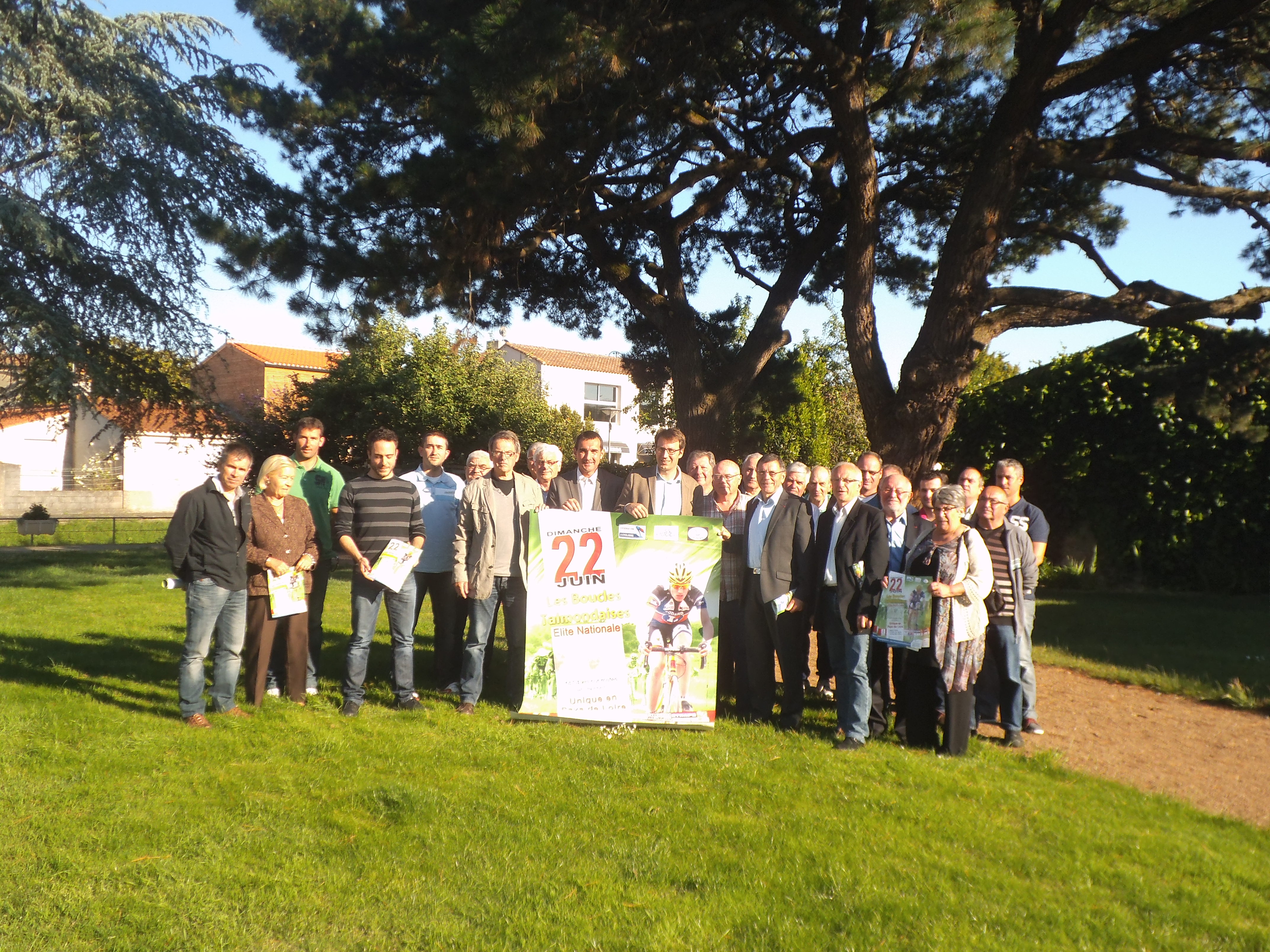 Jean Pierre Le Guyastrennec (7° à partir de la gauche) a réuni les organisateurs à l’Hôtel de Ville autour du Maire, Maxence de Rugy, pour présenter l’édition 2 014 des Boucles Talmondaises. Jean Pierre Le Guyastrennec (7° à partir de la gauche) a réuni les organisateurs à l’Hôtel de Ville autour du Maire, Maxence de Rugy, pour présenter l’édition 2 014 des Boucles Talmondaises.