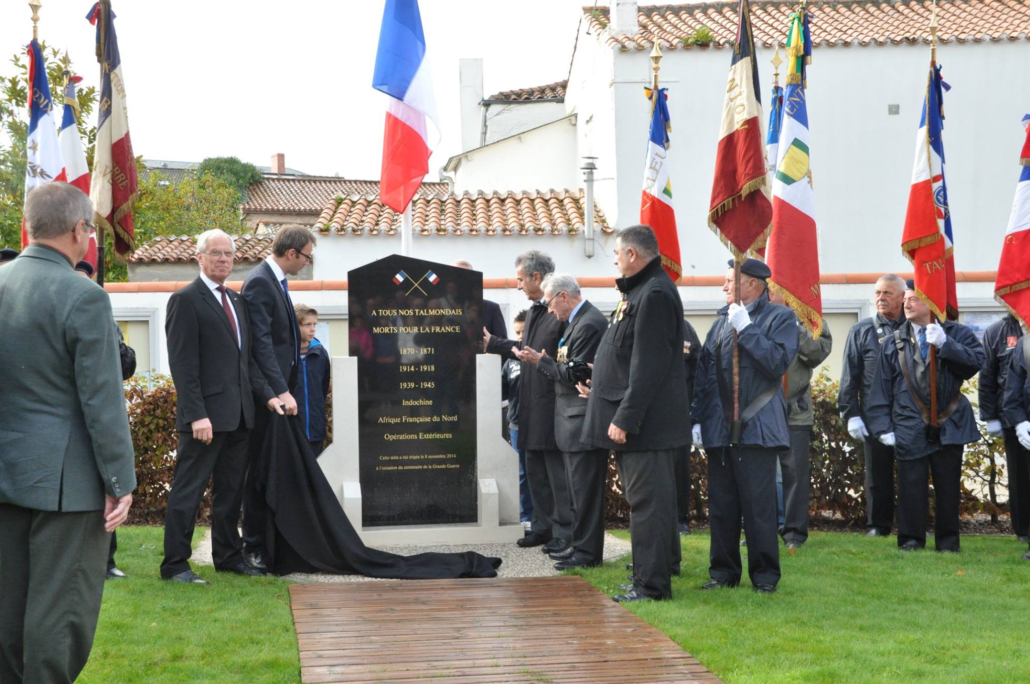 Une stèle en souvenir des morts pour la France