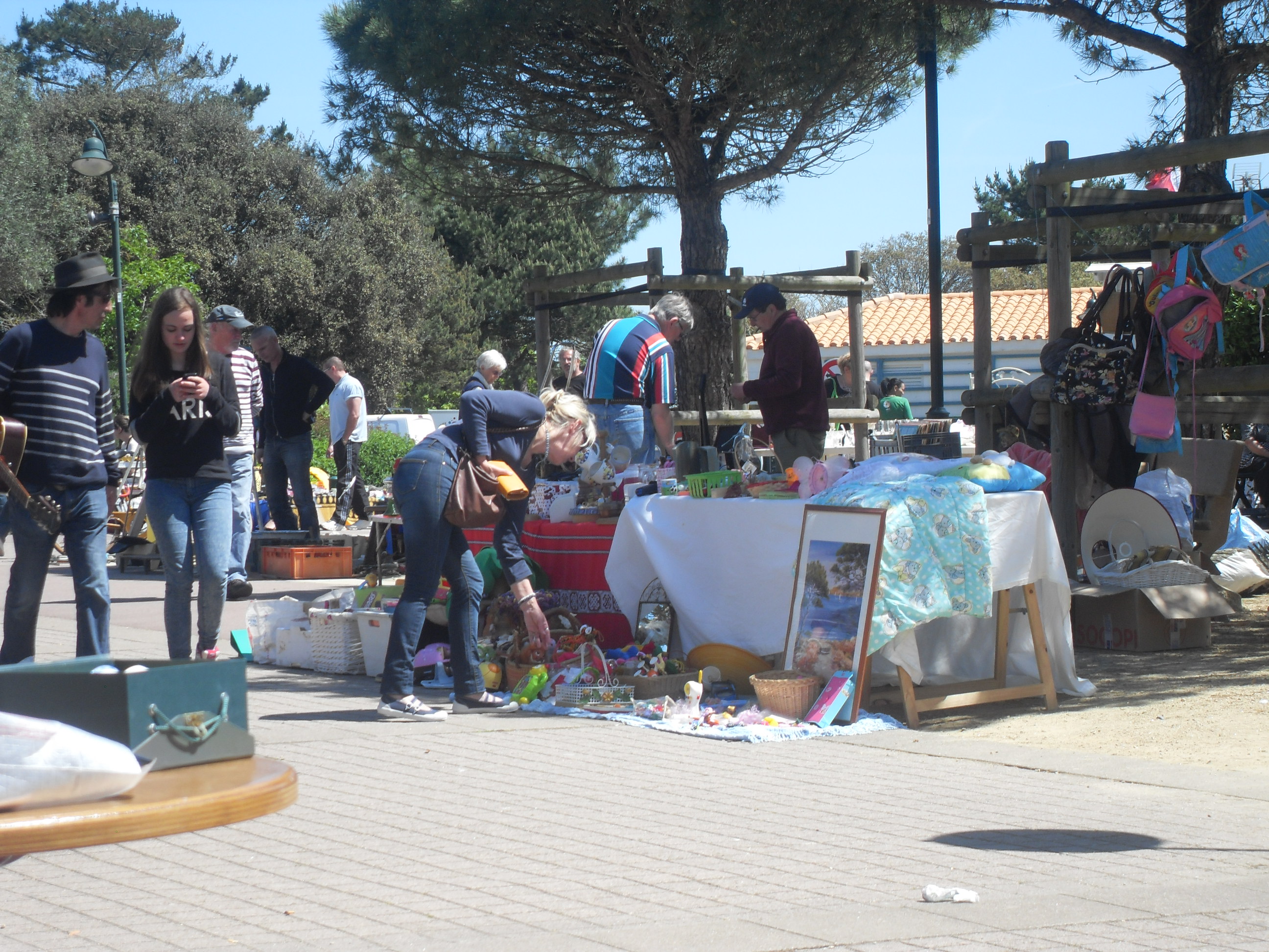 Un vide grenier sous un soleil estival Un vide grenier sous un soleil estival