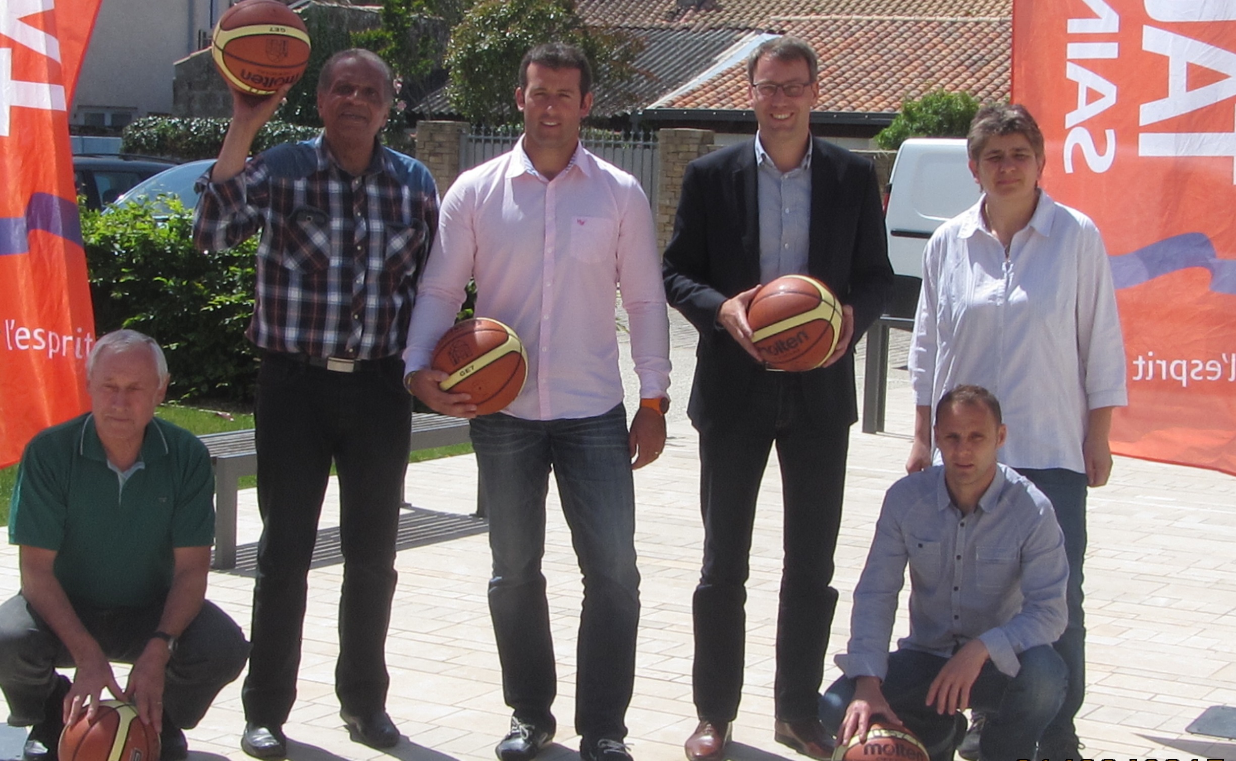 Les organisateurs étaient réunis sur le parvis de la mairie autour de Maxence de Rugy et Nathalie Boucher la Présidente du Club de Basket de Talmont Les organisateurs étaient réunis sur le parvis de la mairie autour de Maxence de Rugy et Nathalie Boucher la Présidente du Club de Basket de Talmont