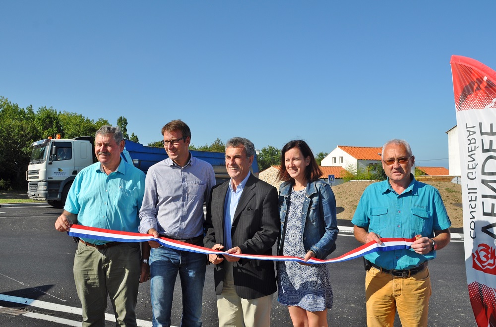 Joël Hillairet adjoint, Maxence de Rugy, Pierre Berthomé et Séverine Blteau conseillers départementaux et Jacques Mollé délégué à la voirie ont inauguré le nouveau rond-point. Joël Hillairet adjoint, Maxence de Rugy, Pierre Berthomé et Séverine Blteau conseillers départementaux et Jacques Mollé délégué à la voirie ont inauguré le nouveau rond-point.