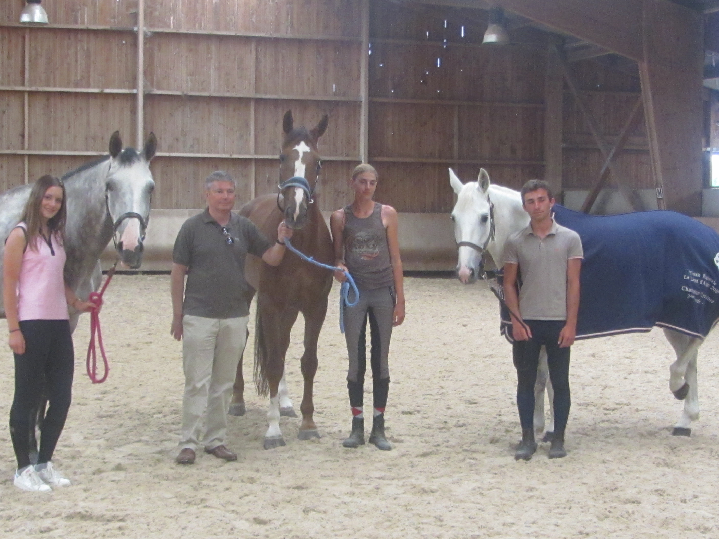 Aurore Allaire, Oscar Maigre, Patrick Mole et Sophie Auger co directrice de l’Ecurie du Grand Cailloux marquent l’actualité équestre talmondaise. Aurore Allaire, Oscar Maigre, Patrick Mole et Sophie Auger co directrice de l’Ecurie du Grand Cailloux marquent l’actualité équestre talmondaise.