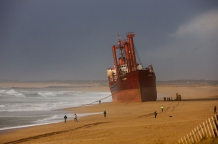 Le vraquier maltais TK Bremen planté sur la plage d'Erdeven, près de la ria d'Etel, dans le Morbihan